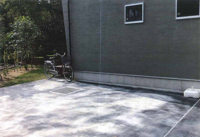 駐車場のコンクリートはあえて斑模様にしたそうです。